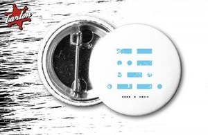 przypinka HEY - MURP biało-niebieski