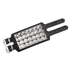 pieszczocha z ćwiekami PYRAMID 4-rzędowa gęsta, ćwieki duże