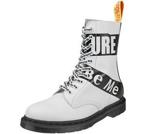 glany DR. MARTENS - DM 1490 SXP WHITE SEX PISTOLS BACKHAND (DM24785100)