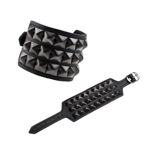 pieszczocha 3-rzędowa z piramidami kolorowymi - BLACK